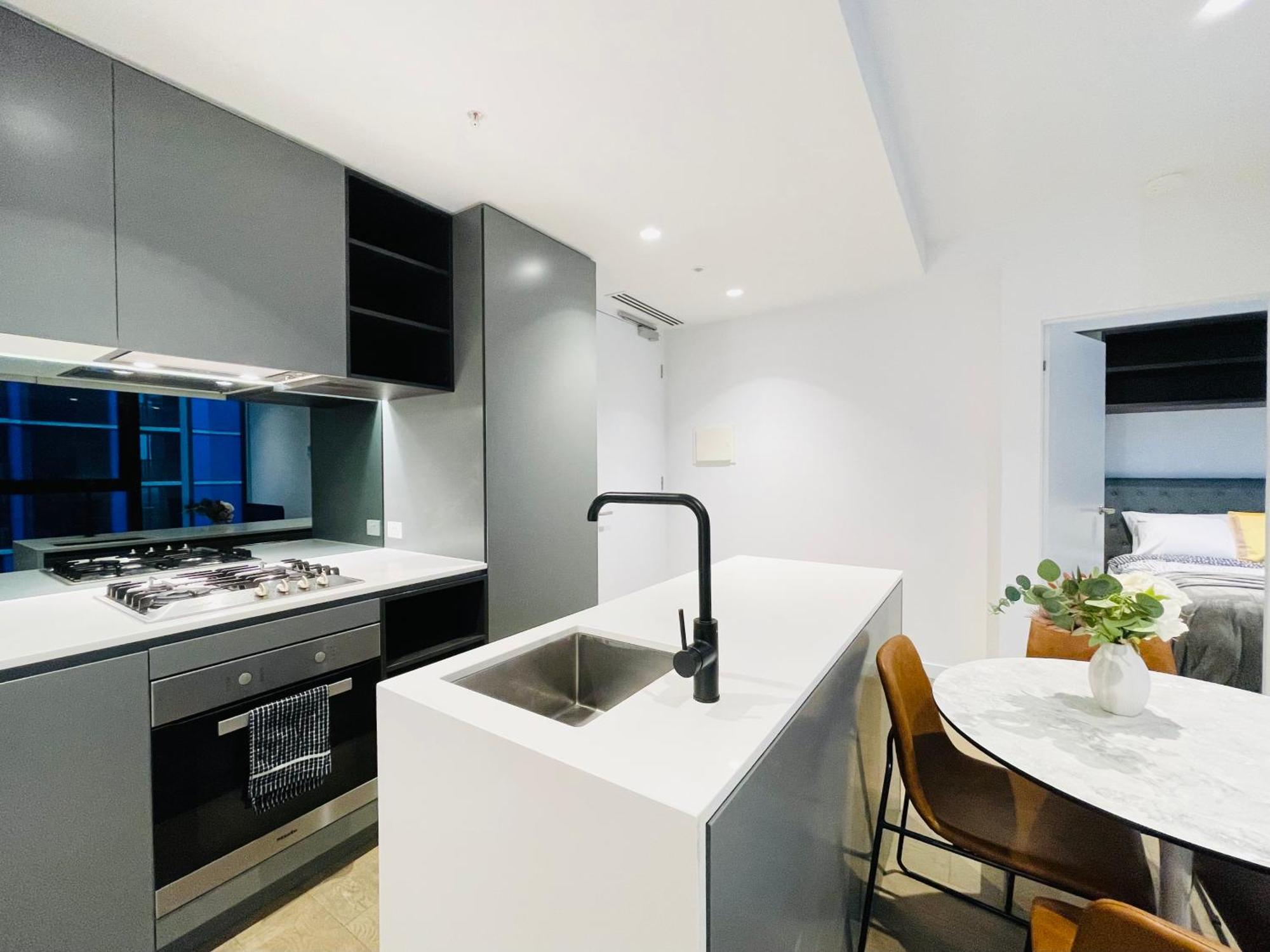 Mega Style Apartments Victoria One Мельбурн Экстерьер фото